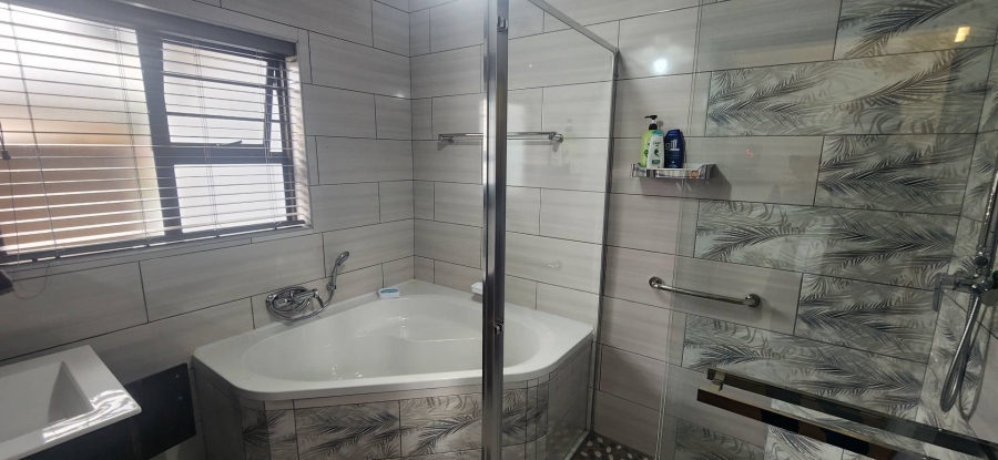 4 Bedroom Property for Sale in Reebok Western Cape